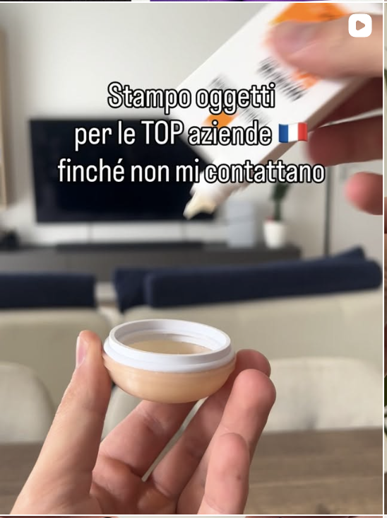 Un mini portacrema solare sensibile ai raggi UV.